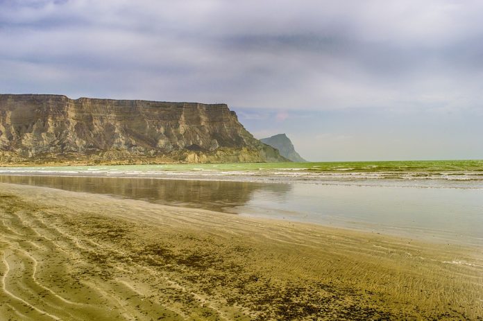Mass Evacuations as Cyclone Biparjoy Threatens India and Pakistan ; Image by dOn niE
